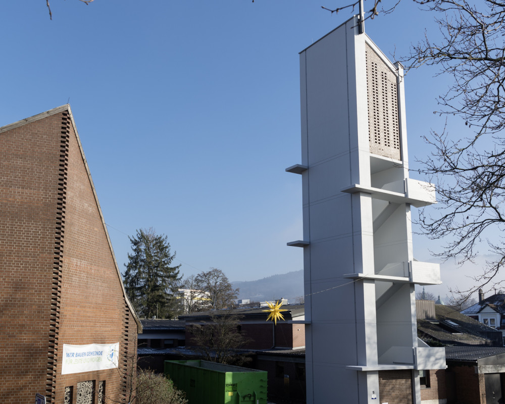 Vorplatz mit Kirchturm