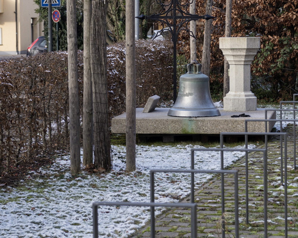 Glocke + Taufstein im Vorgarten