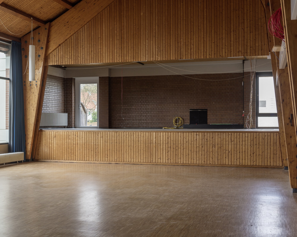 Gemeindesaal mit Bühne