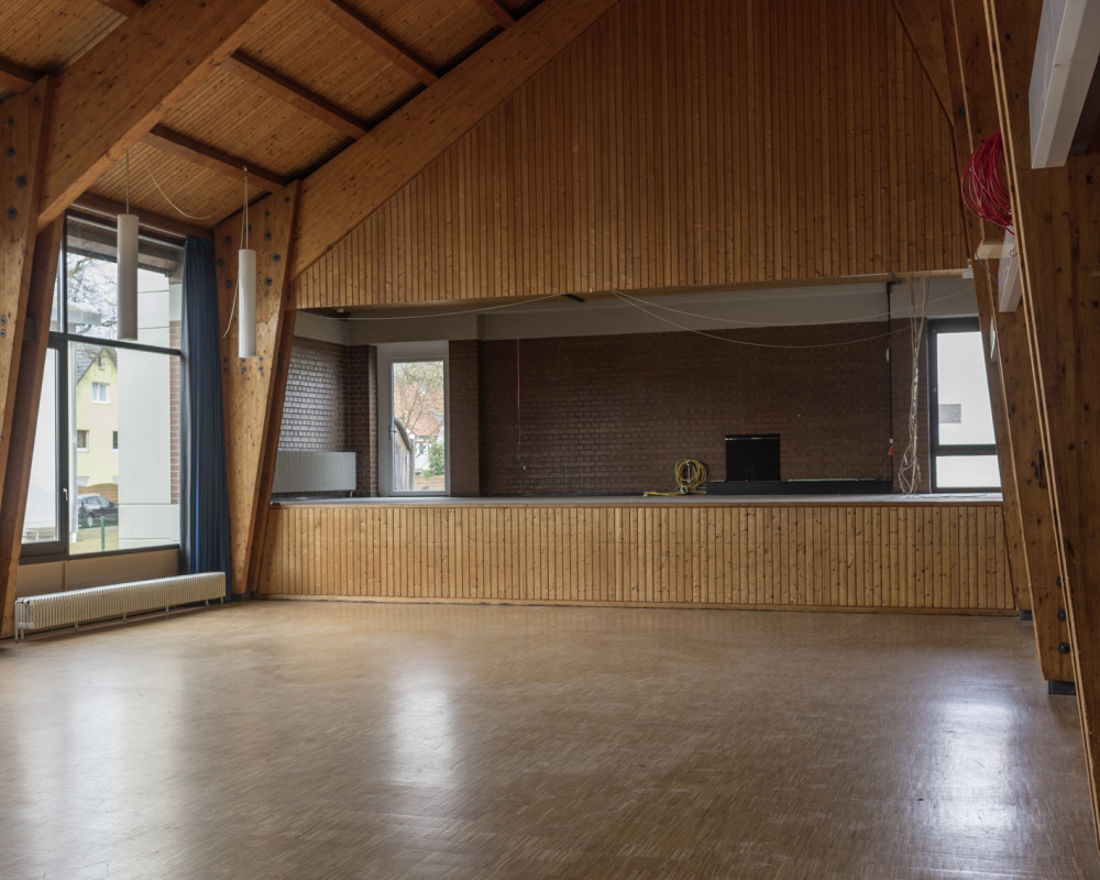 Gemeindesaal mit Bühne
