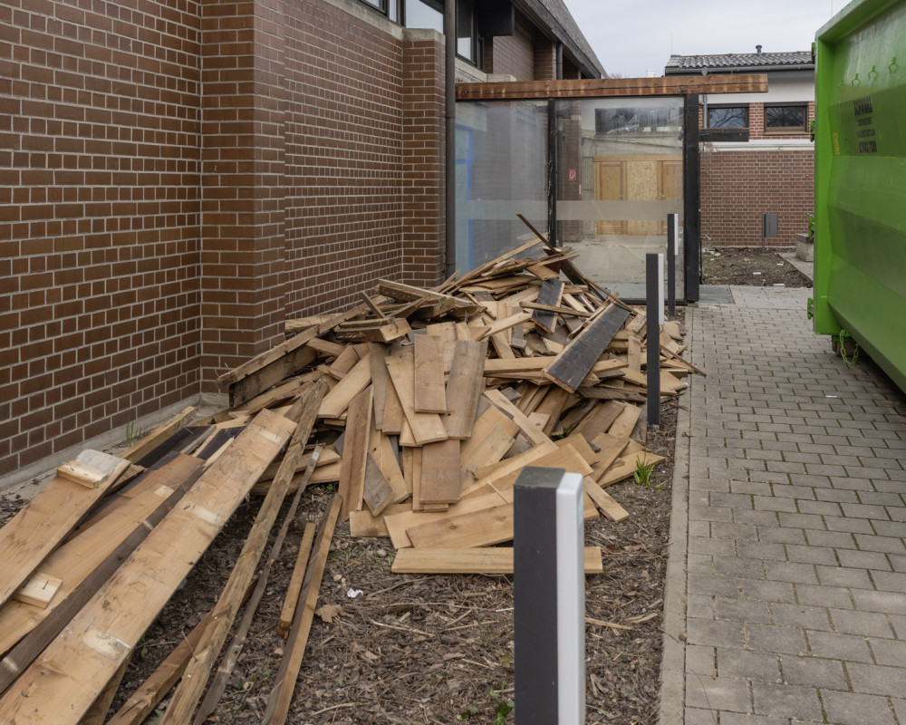 Rabatte vor dem Eingang