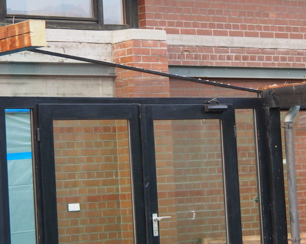 Lichtblick: Dach von Vorraum entfernt