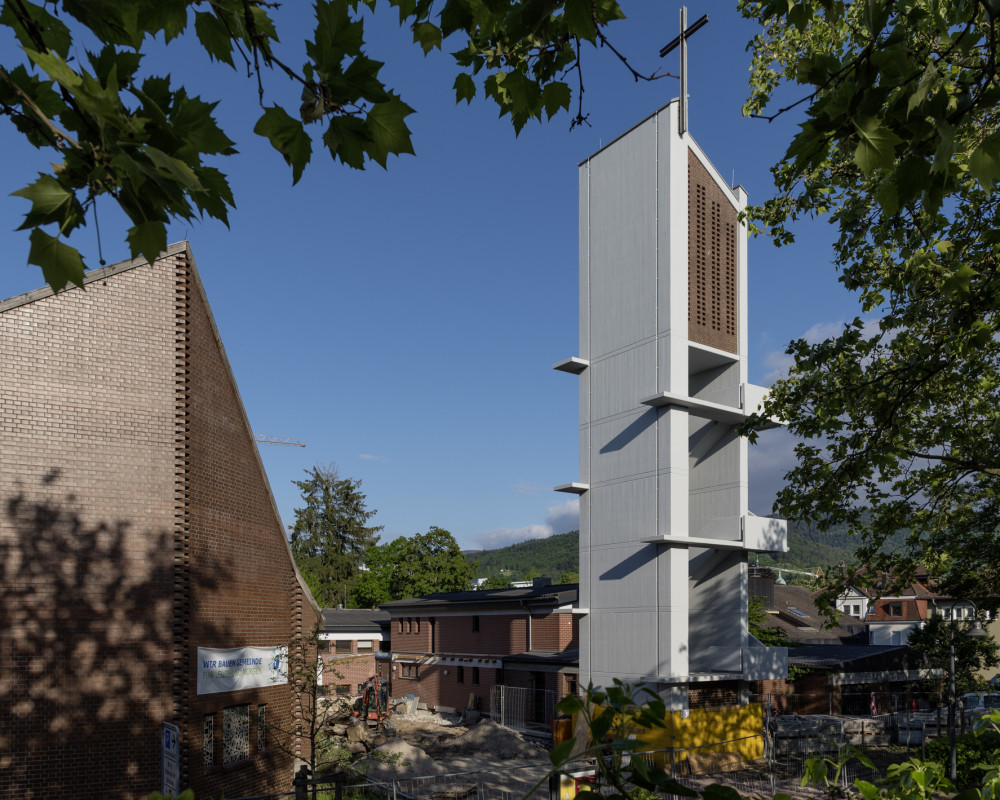 Blick vom Parkhaus auf's Gemeindezentrum