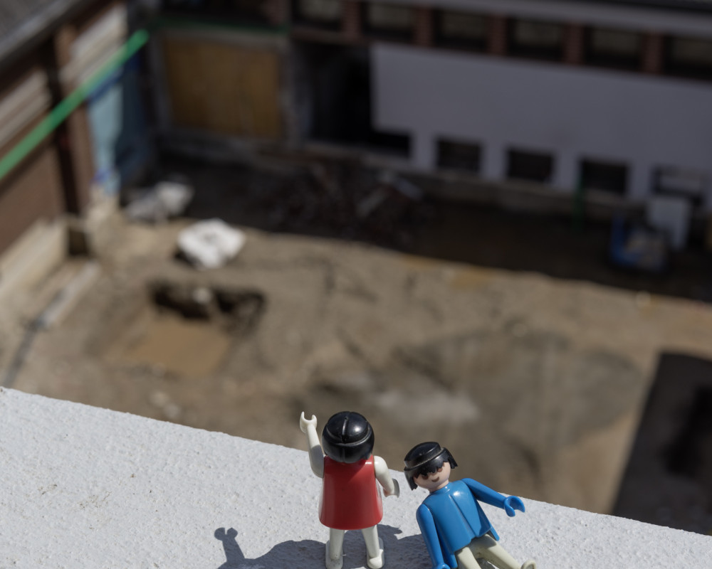 "Schau mal Hannes, da ist ein rießen Loch in der Wand" "Wo?"