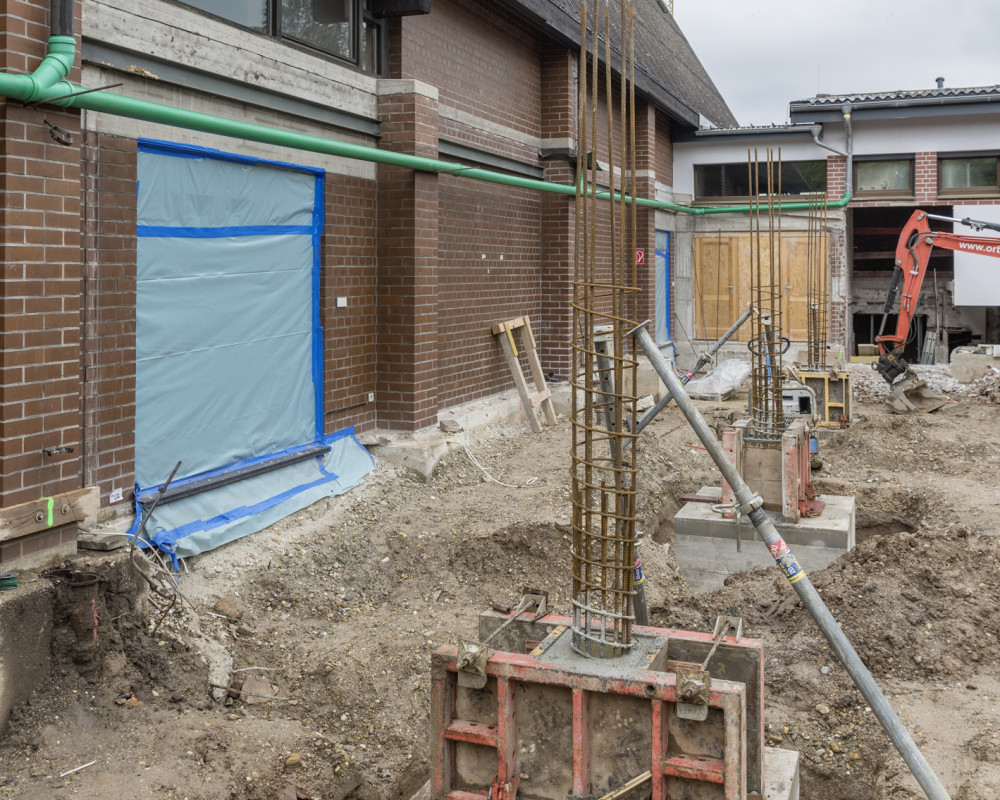 Die Säuelenfundamente sind gegossen.