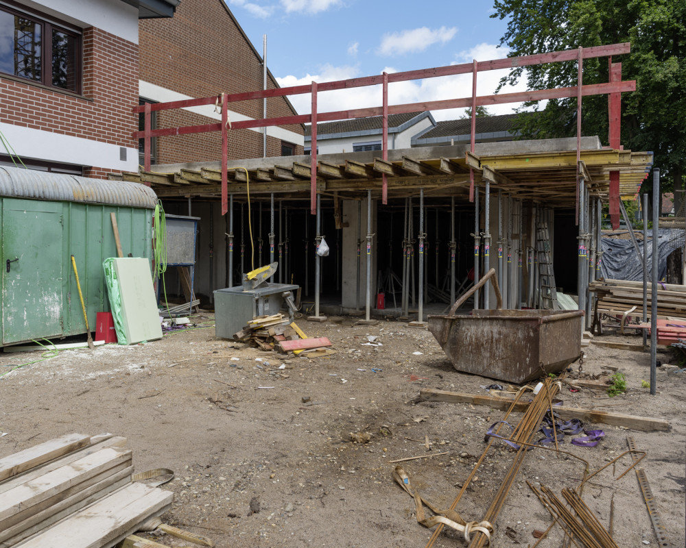 Mehrzweckraum mit Decke