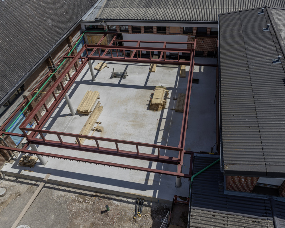 Die Stahlträger sind montiert und die Säulenstützen sind ausgeschalt