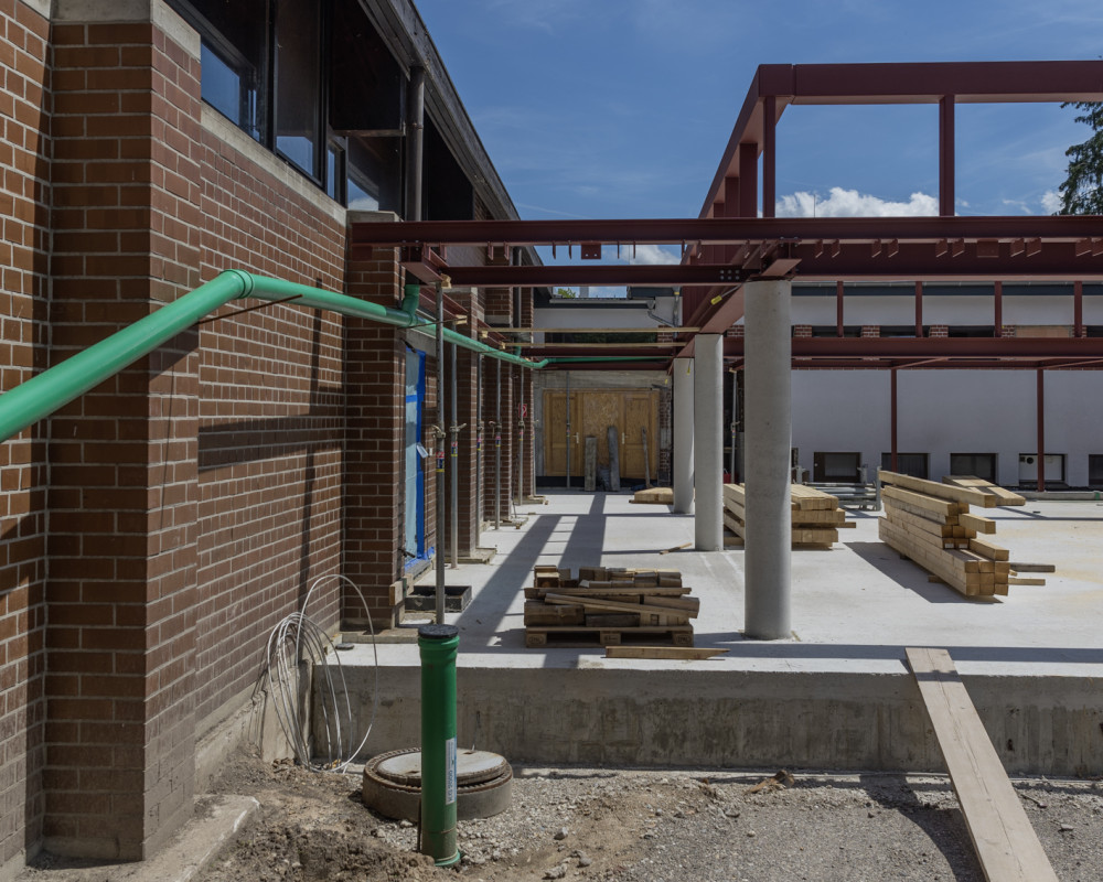 Die Stahlträger sind montiert und die Säulenstützen sind ausgeschalt