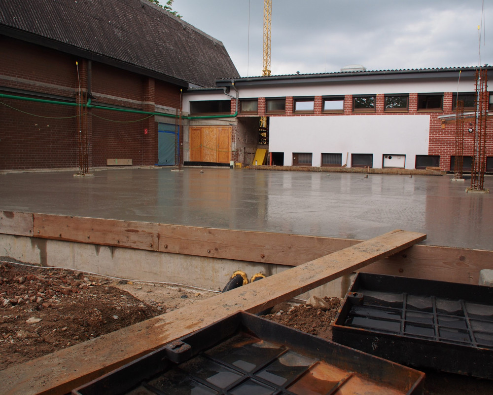 Bodenplatte frisch betoniert