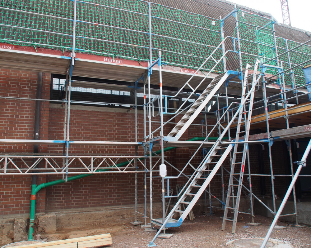 Bau- und Dachfanggerüst