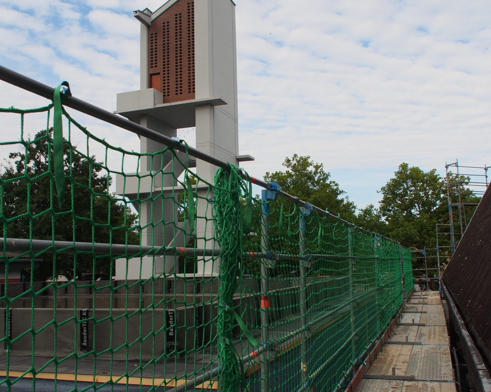 Bau- und Dachfanggerüst