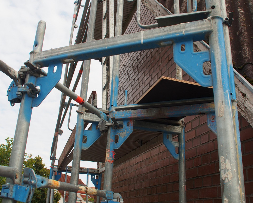 Bau- und Dachfanggerüst