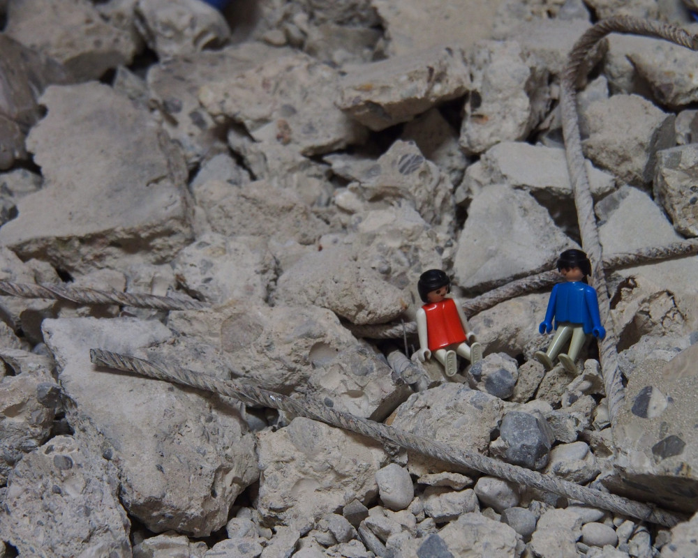 "Ganze Arbeit! Die Steinbrocken waren einmal eine Treppe..."