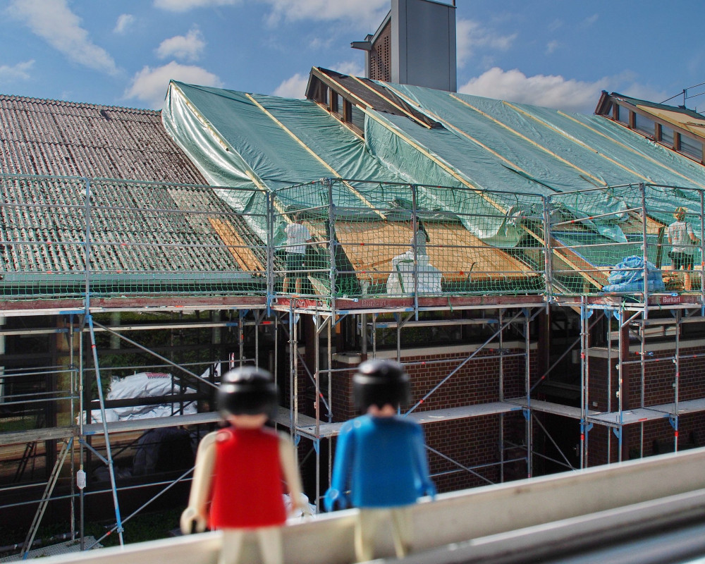 "Schau, die Kriche kriegt eine richtig dicke, warme Mütze!"