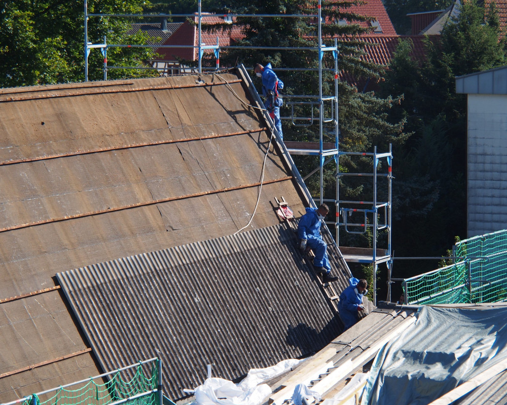 Die Asbestplatten werden entfernt
