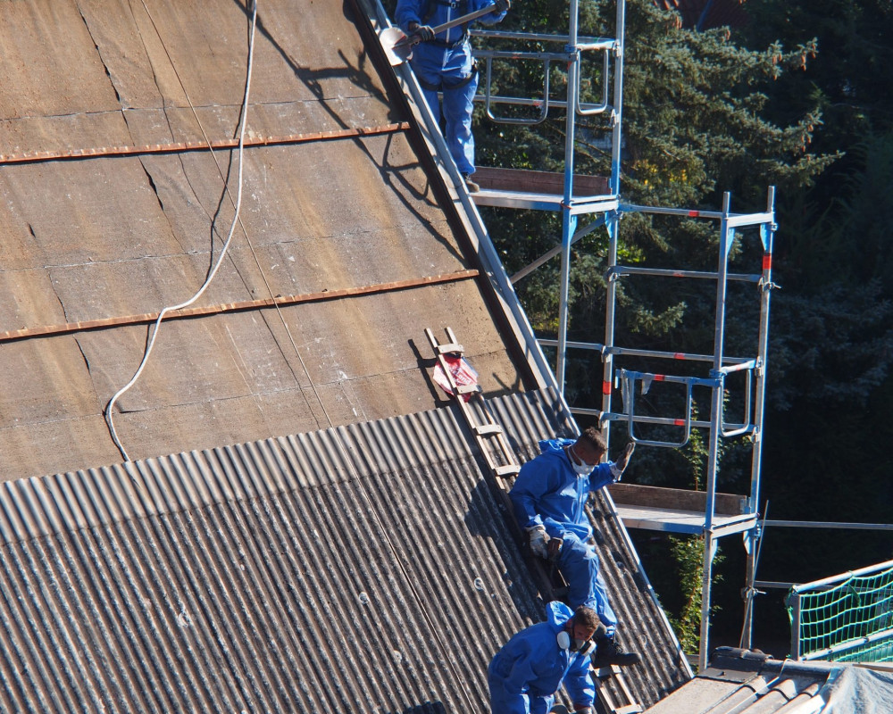 Die Asbestplatten werden entfernt