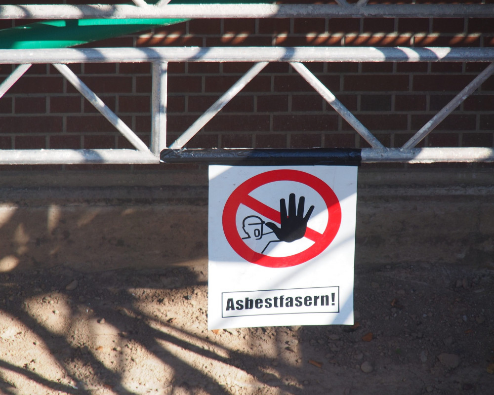 Die Asbestplatten werden entfernt