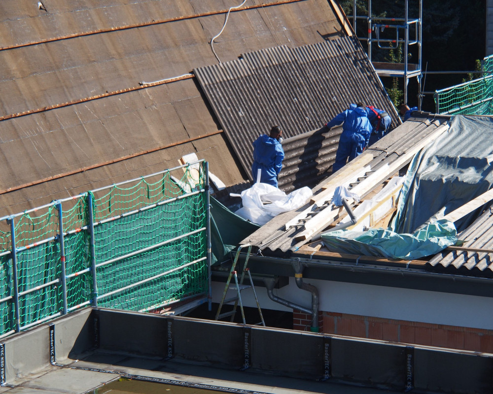Die Asbestplatten werden entfernt