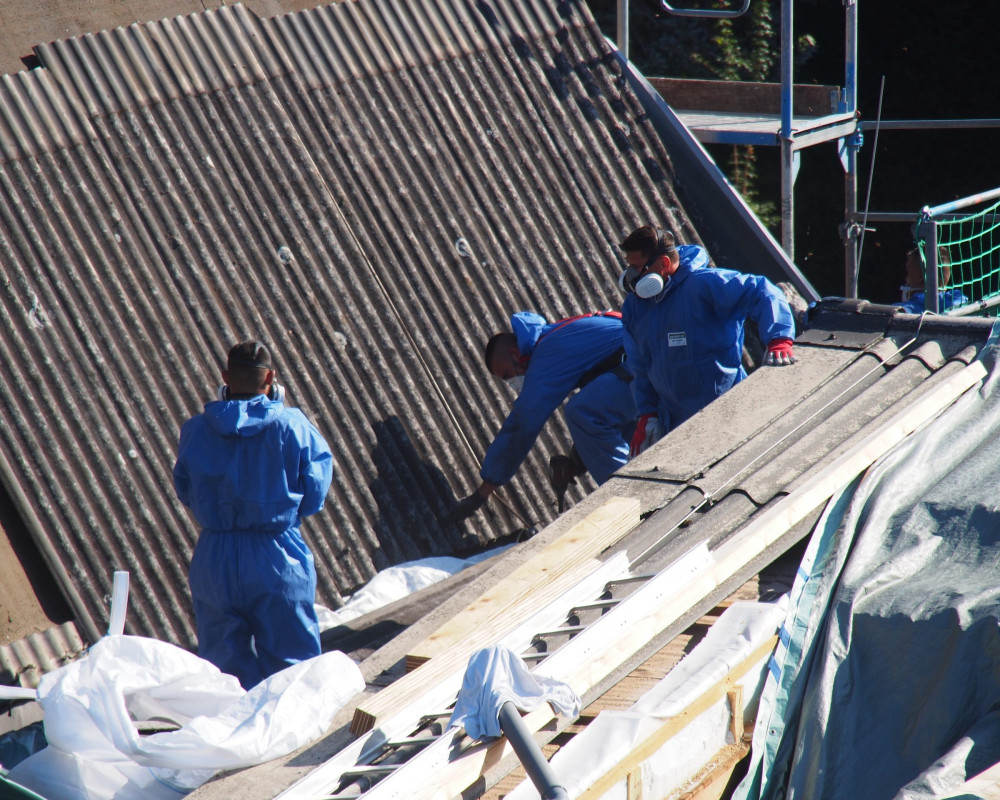 Die Asbestplatten werden entfernt