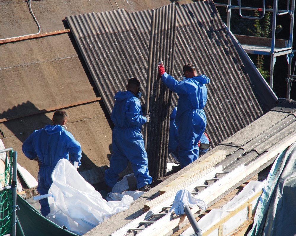 Die Asbestplatten werden entfernt