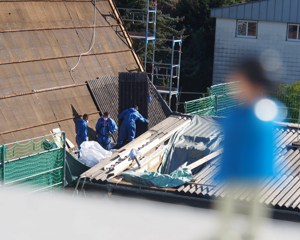 Die Asbestplatten werden entfernt