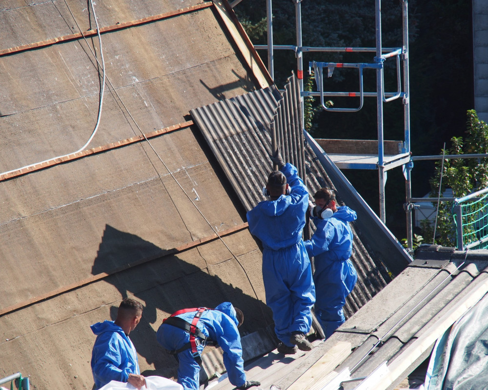 Die Asbestplatten werden entfernt