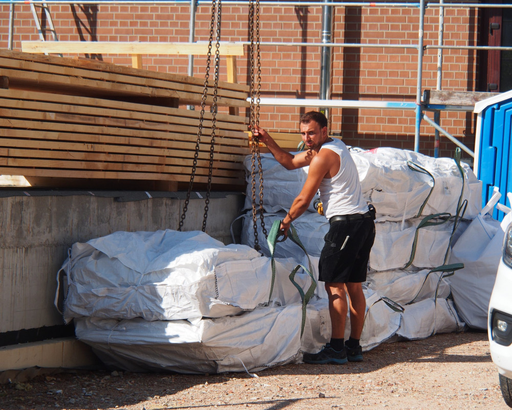Die Asbestplatten müssen sorgfältig verpackt und zwischengelagert werden.