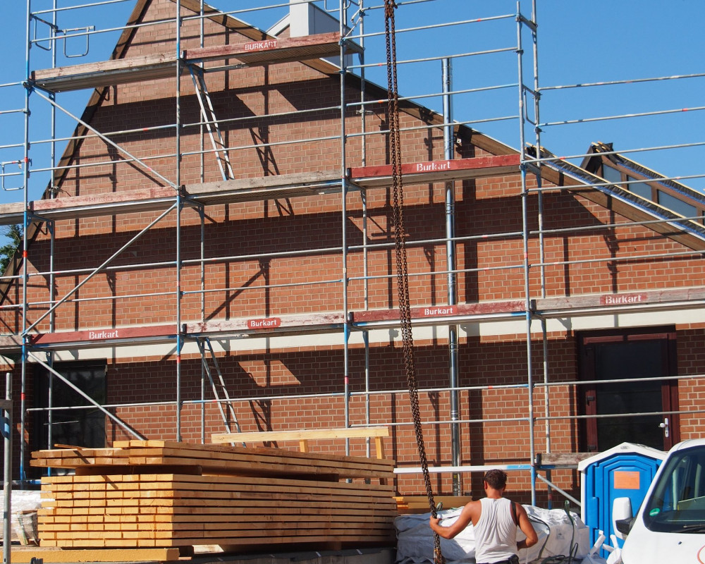 Die Asbestplatten müssen sorgfältig verpackt und zwischengelagert werden.