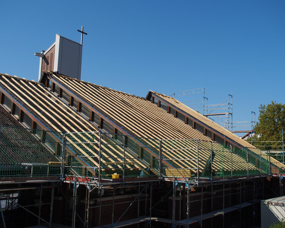 Die Nordseite ist fertig isoliert und bereit für die Dachdeckung.