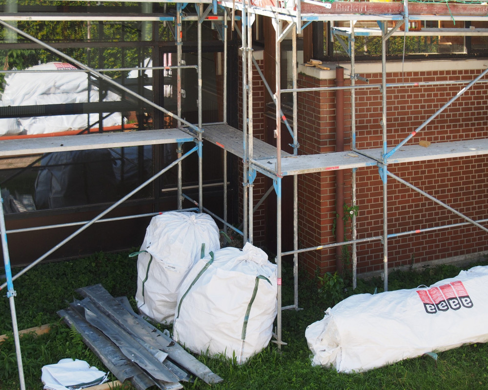 Die Asbestplatten müssen sorgfältig verpackt und zwischengelagert werden.