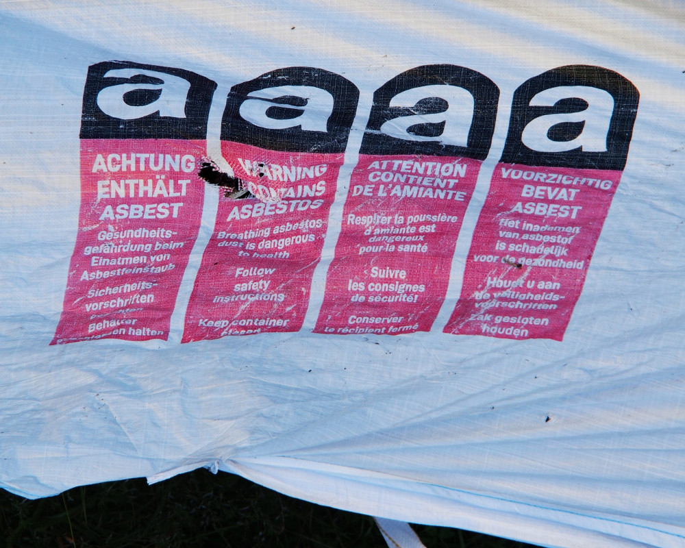 Die Asbestplatten müssen sorgfältig verpackt und zwischengelagert werden.