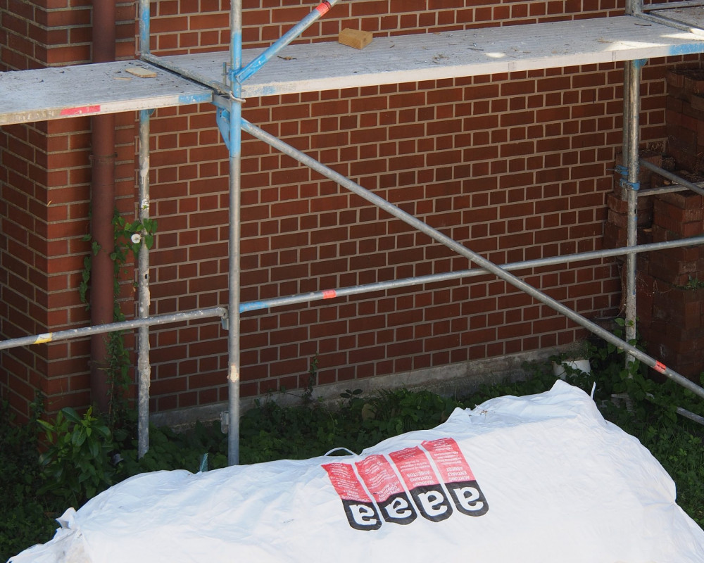 Die Asbestplatten müssen sorgfältig verpackt und zwischengelagert werden.