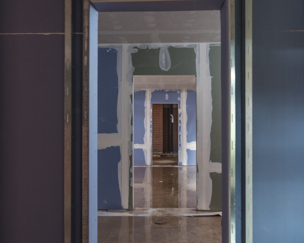 Trennwände zum Küchenblock sind eingebaut