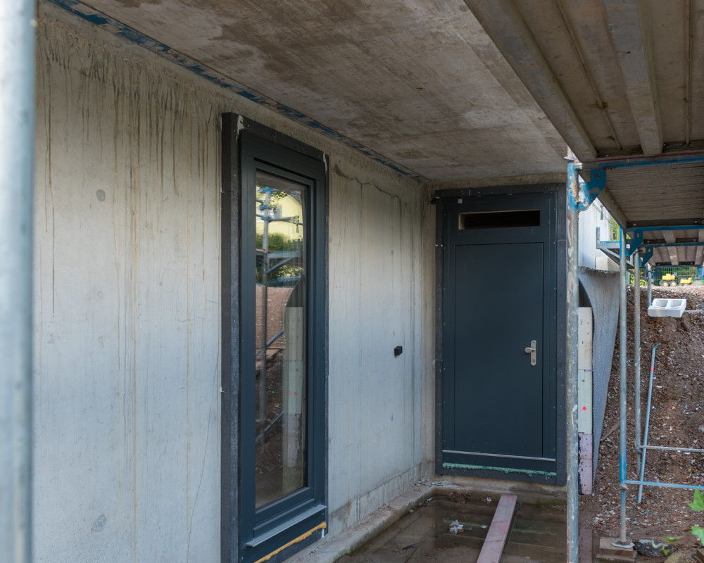 Türen und Fensterrahmen sin eingebaut