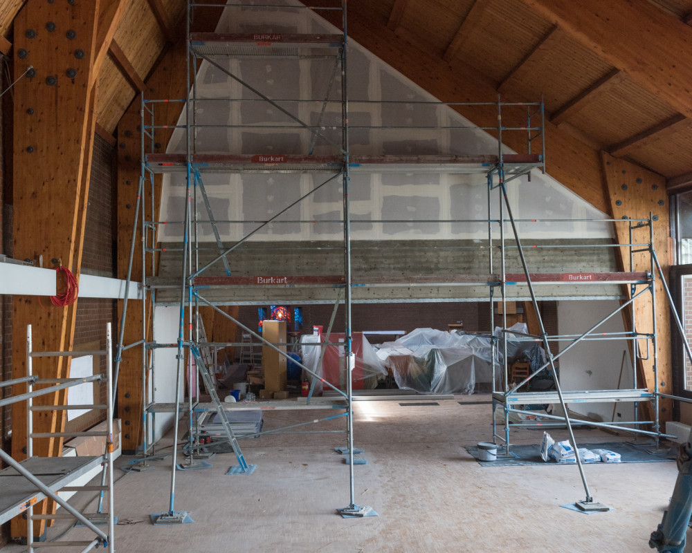Trennwand zwischen Kirche und Saal wird gedämmt und geschlossen.