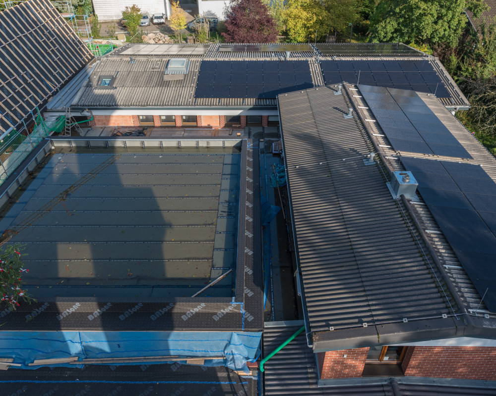 Das Gerüst um Gemeinderäume und Pfarrerwohnung wurde wieder abgebaut.
