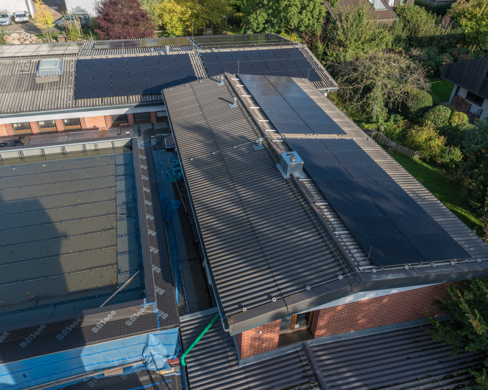 Das Gerüst um Gemeinderäume und Pfarrerwohnung wurde wieder abgebaut.