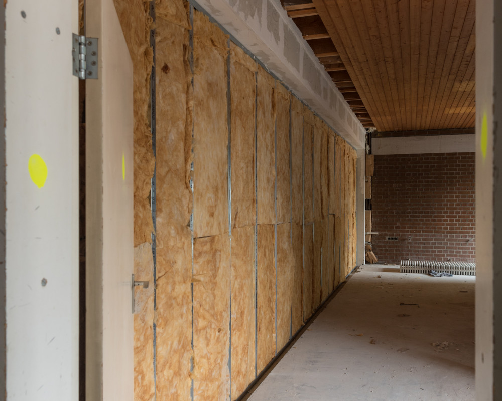 Die Rückwand zum Saal ist gedämmt
