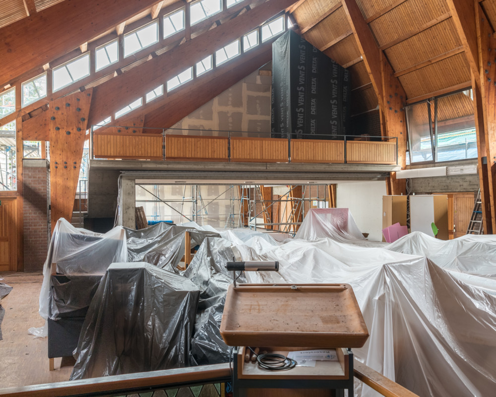 Die Rückwand zur Empore ist geschloßen.