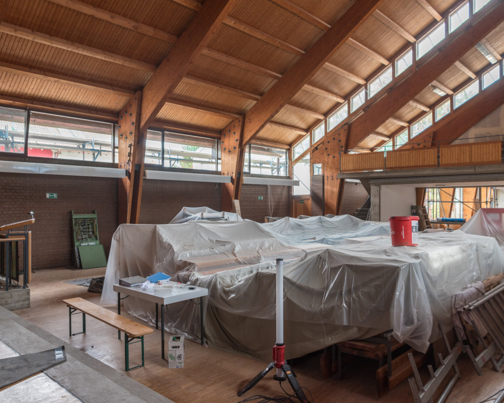 Die Rückwand zur Empore ist geschloßen.