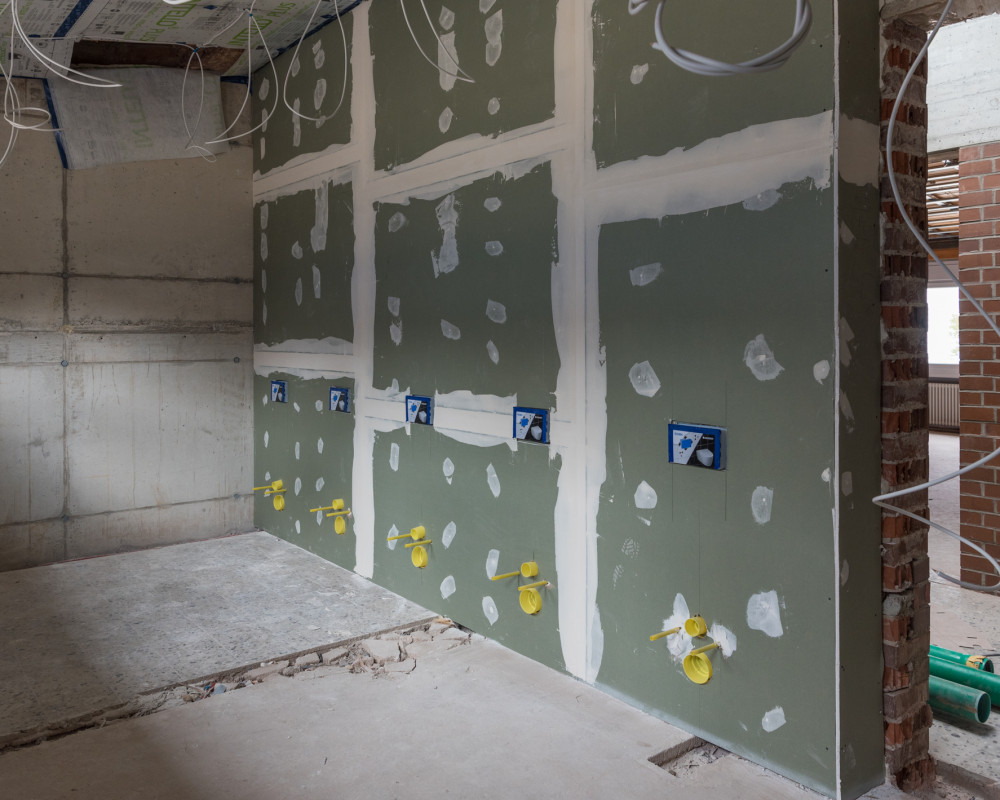 In den Toiletten im OG sind die Instalationswände geschlossen.