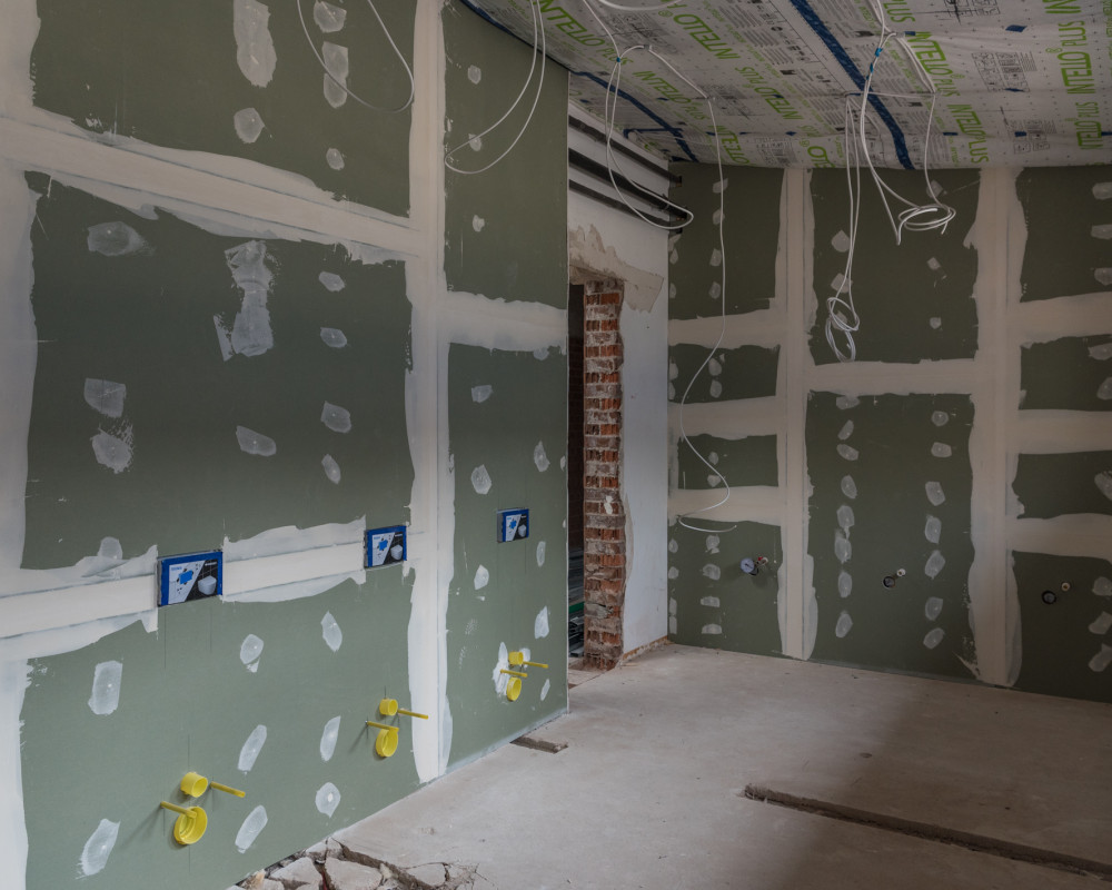 In den Toiletten im OG sind die Instalationswände geschlossen.