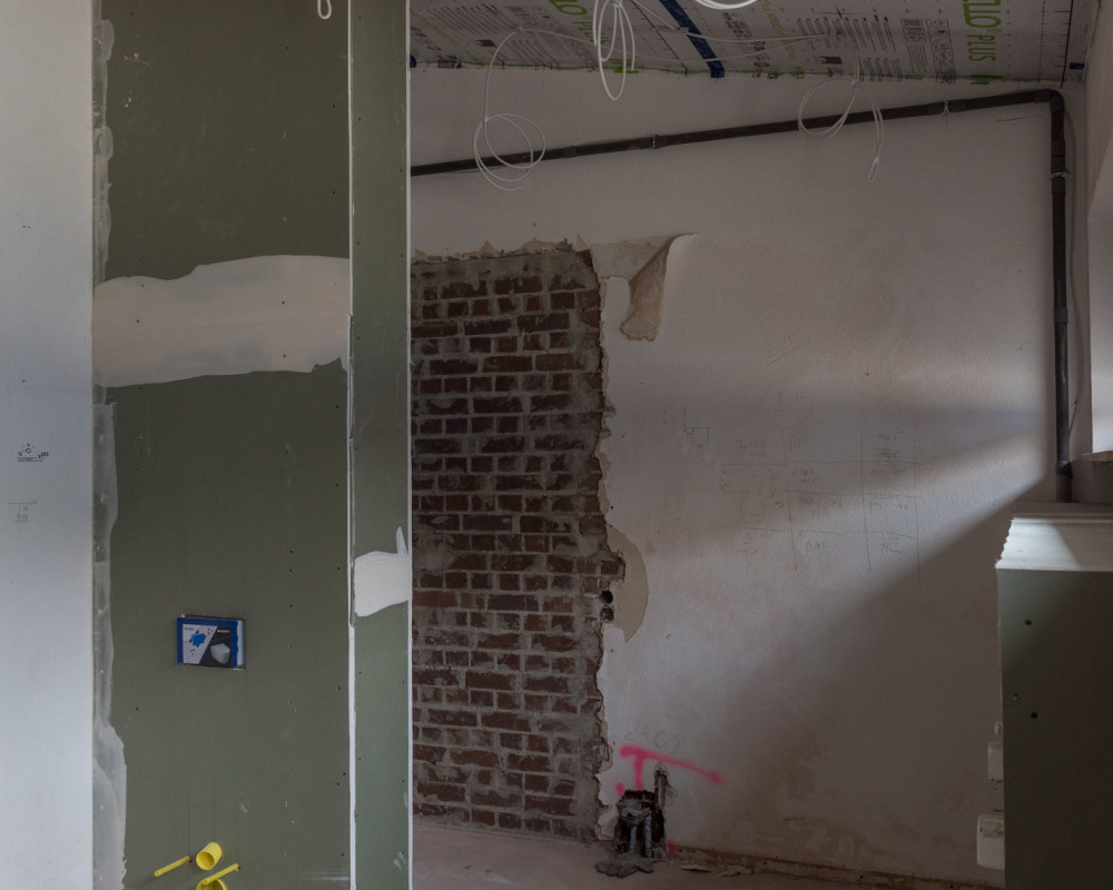 In den Toiletten im OG sind die Instalationswände geschlossen.