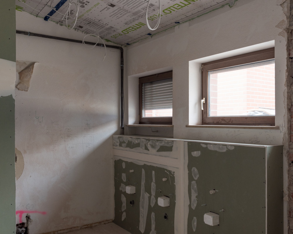 In den Toiletten im OG sind die Instalationswände geschlossen.