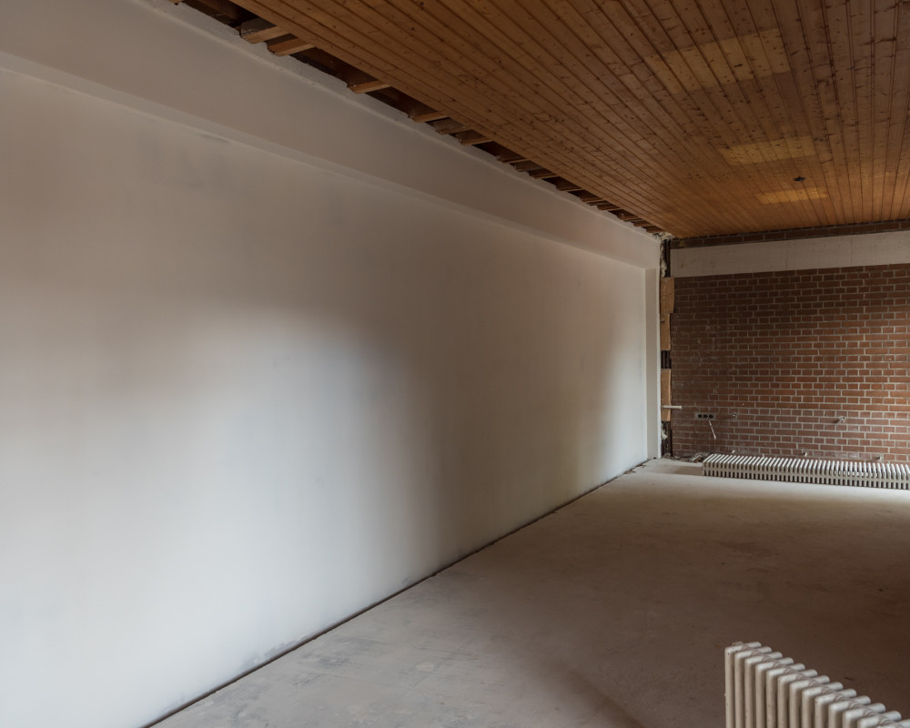 Die Trennwand zum Saal ist fertig verputzt und gestrichen.