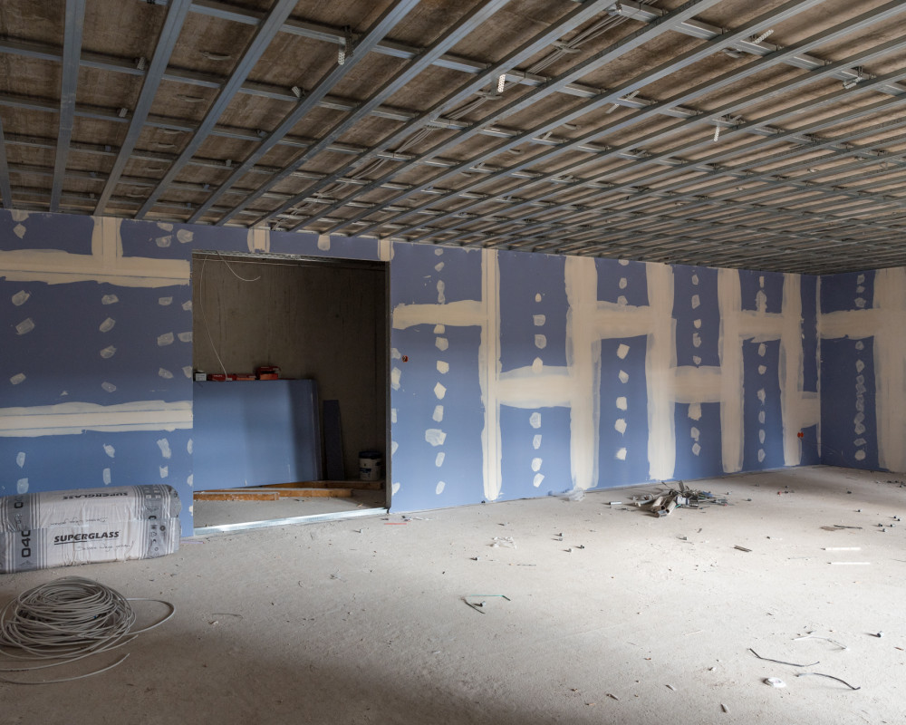 Die Trennwand für den Abstellraum wurde eingebaut.