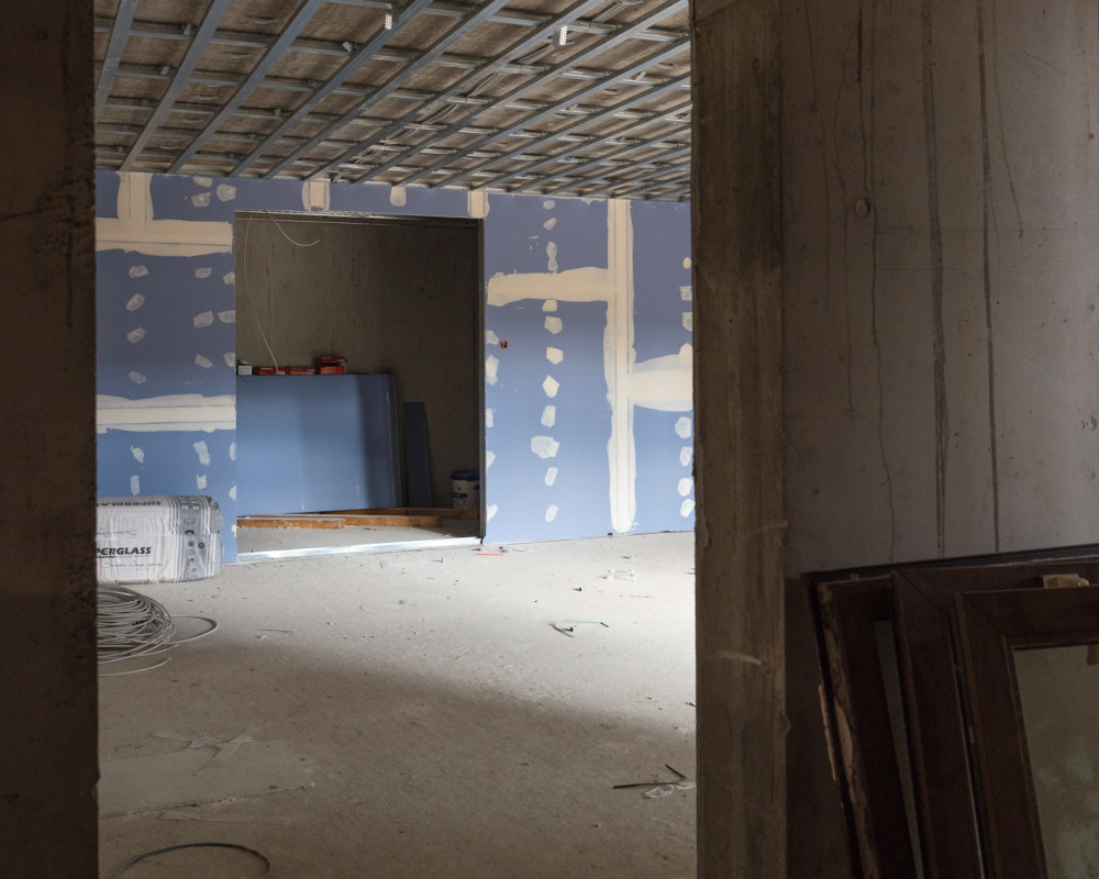 Die Trennwand für den Abstellraum wurde eingebaut.