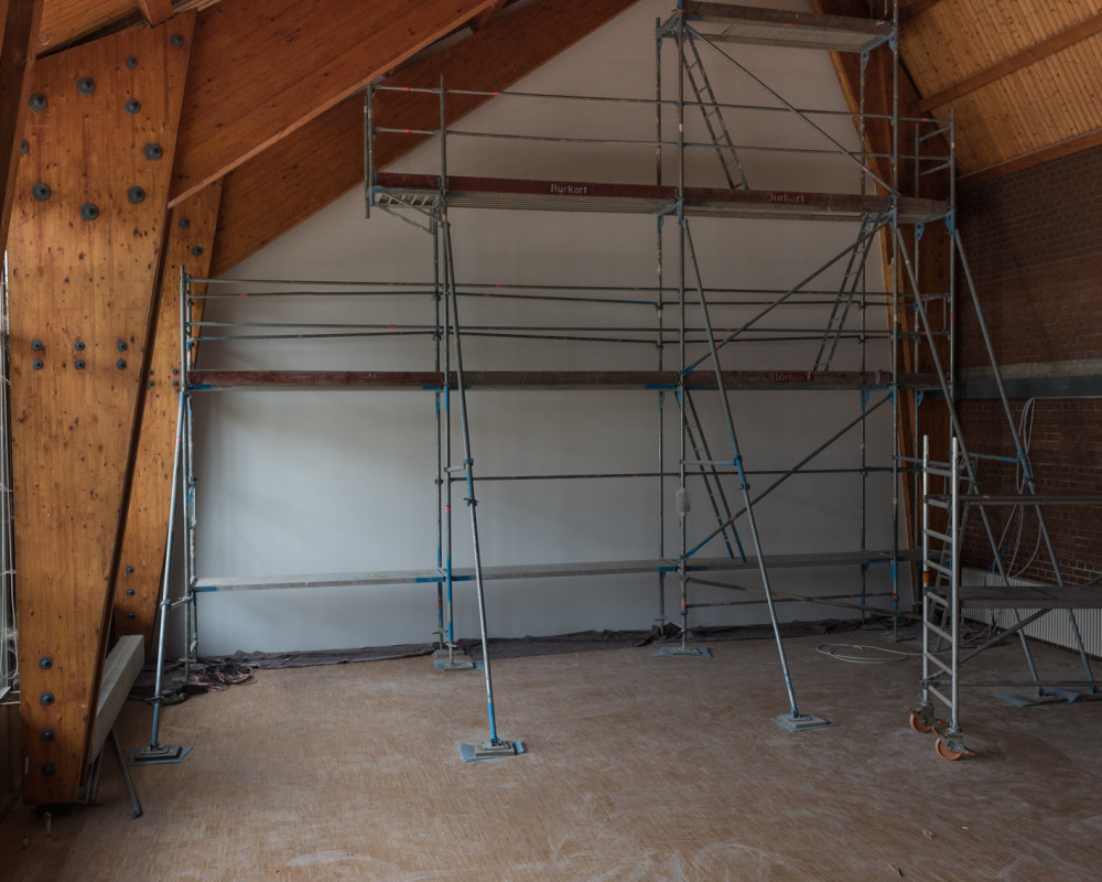 Die Trennwand zum Bühnenraum ist fertig verputzt und gestrichen