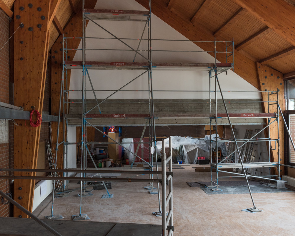 Trennwand zur Empore ist fertig verputzt und gestrichen