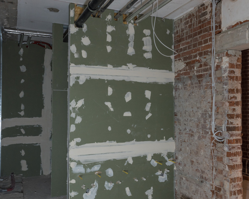 In den Toiletten- und Waschräumen im UG sind die Instalationswände geschlossen.